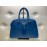 ARMANI JEANS BORSA A MANO COLORE BLU CHIUSURA A ZIP FODERA IN TESSUTO INTERNA CON TASCA DOCERAZIONE LOG CENTRALE CON BORCHIE IN OTTONE MISURA 40x38