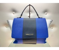 ARMANI JEANS BORSA A MANO COLORE BLU CHIUSURA A SCATTO FODERA IN TESSUTO INTERNA CON TASCA DECORAZIONE LOG CENTRALE CON BORCHIE IN OTTONE MISURA 37x47