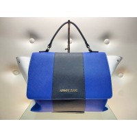 ARMANI JEANS BORSA A MANO COLORE BLU CHIUSURA A SCATTO FODERA IN TESSUTO INTERNA CON TASCA DECORAZIONE LOG CENTRALE CON BORCHIE IN OTTONE MISURA 37x47