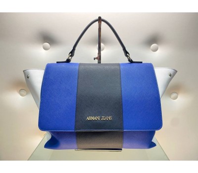 ARMANI JEANS BORSA A MANO COLORE BLU CHIUSURA A SCATTO FODERA IN TESSUTO INTERNA CON TASCA DECORAZIONE LOG CENTRALE CON BORCHIE IN OTTONE MISURA 37x47