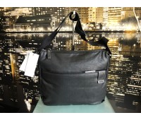 Gianfranco Ferre work shoulder bag, pc holder. Black color, in padded waxed canvas, zip closure. Lined in fabric with internal heels, measuring 43x40 shoulder strap 130 cm