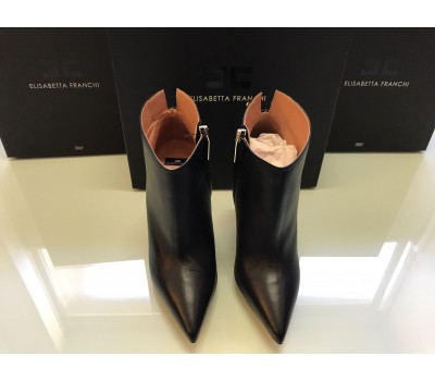 Elisabetta Franchi stivaletti donna colore nero in vera pelle chiusura a zip tomaia decorata a perline tacco 10,5 cm suola in vero cuoio misura 36/37/39 Elisabetta Franchi stivaletti donna colore nero in vera pelle chiusura a zip tomaia decorata a perline tacco 10,5 cm suola in vero cuoio misura 36/37/39