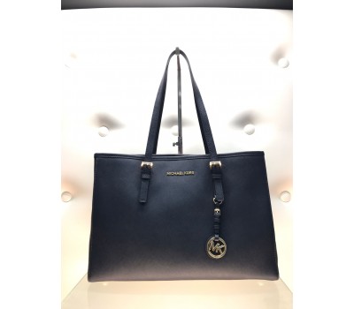 Michael Kors borsa a tracolla in vera pelle colore blu chiusura a scatto fodera in tessuto interna con tasca log centrale in ottone misura 37x50 Michael Kors borsa a tracolla in vera pelle colore blu chiusura a scatto fodera in tessuto interna con tasca log centrale in ottone misura 37x50