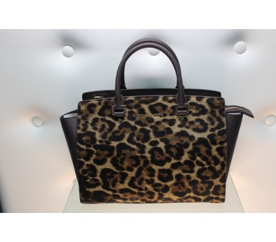 Michael Kors borsa a tracolla colore marrone a fantasia tigrata , in vera pelle , chiusura a zip decorazione con log , in ottone ,tracolla 120 cm , fodera in tessuto con tasca interna, misura 44x37 Michael Kors borsa a tracolla colore marrone a fantasia tigrata , in vera pelle , chiusura a zip decorazione con log , in ottone ,tracolla 120 cm , fodera in tessuto con tasca interna, misura 44x37