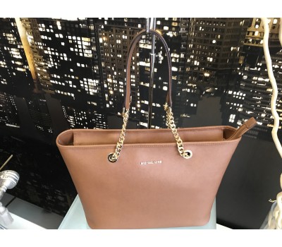 Michael Kors  borsa a tracolla colore marrone chiaro , in vera pelle , chiusura a zip decorazione con  log , in ottone ,manico 60 cm , fodera in tessuto con tasca interna, misura 42x52
