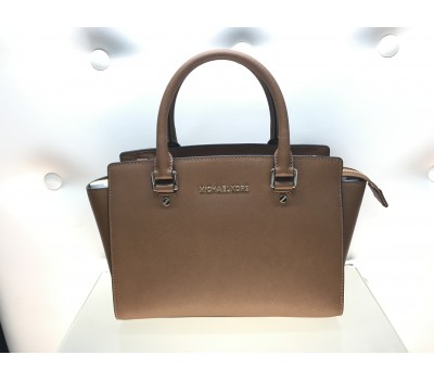 Micheal kors borsa a mano più tracolla in vero pelle , colore marrone , log in ottone , chiusura a zip , tracolla 110 cm fodera in tessuto con tasca interna, misura 36x34 Micheal kors borsa a mano più tracolla in vero pelle , colore marrone , log in ottone , chiusura a zip , tracolla 110 cm fodera in tessuto con tasca interna, misura 36x34