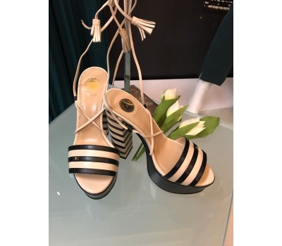 Elisabetta franchi saldalo in vera pelle colore beige nero tacco 13 cm misura 35/36/37/39. Elisabetta franchi saldalo in vera pelle colore beige nero tacco 13 cm misura 35/36/37/39.