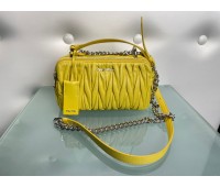 PRADA MIU MIU Borsa a spalla pelle matelassé con tracolla a catena colore senepe