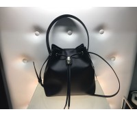 Roberto cavalli bucket bag, in genuine leather. Black color, laced closure, hands and shoulder strap, size 30x59