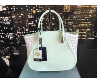 Roberto cavalli borsa a mano , in vera pelle , colore verde e bianco , log in ottone chiusura a zip . Misura 29x35