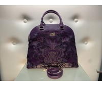 Roberto Cavalli borsa a mano piu tracolla 80 in vera pelle colore viola chiusura a zip fodera in tessuto interna con tasca log centrale con borchie in ottone misura 41x38