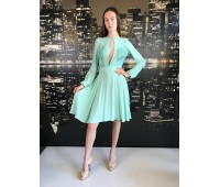 Elisabetta Franchi abito al ginocchio manica lunga ,colore verde in organza con carrè di pizzo illusione. Sul davanti un maxi apertura , in pizzo taglia 40/42/44 