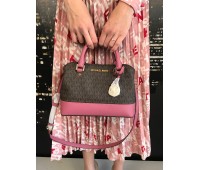 Michael Kors handbag in genuine two-tone pink brown leather. internal pocket zip closure brass log three compartments plus shoulder strap measuring 21x20 shoulder strap 100 cm