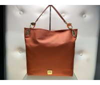 love Moschino borsa a tracolla colore cipria chiusura a scatto fodera in tessuto interna con tasca decorazione e log centrale in ottone misura 42x53