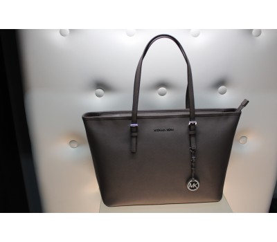 Michael Kors borsa a tracolla in vera pelle colore grigio chiusura a zip fodera in tessuto interna con tasca log centrale in ottone misura 48x50 Michael Kors borsa a tracolla in vera pelle colore grigio chiusura a zip fodera in tessuto interna con tasca log centrale in ottone misura 48x50